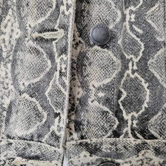 Blank NYC Women's Snake Along Python Print Denim Jacket size XS - Picture 6 of 12